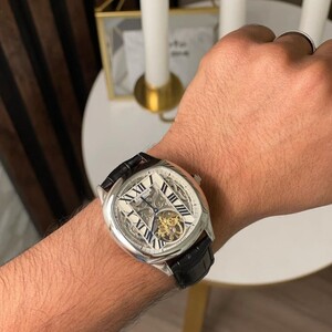 ساعة من كارتييه بتصميم كلاسيكي - ميناء مكشوف اوتوماتبك