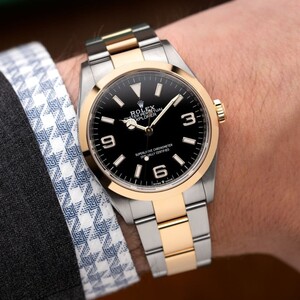 رولكس أويستر بربتشوال -  ميناء أسود مميز  بطارية