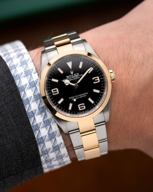 رولكس أويستر بربتشوال -  ميناء أسود مميز  بطارية