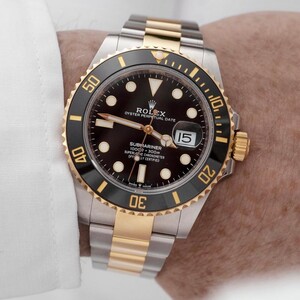 ساعة رولكس سمبارنير - ذهبي بميناء اسود اوتوماتيك