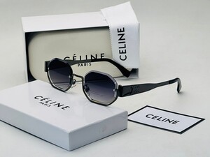 نظارة بإطار هندسي داكن وعدسات سوداء