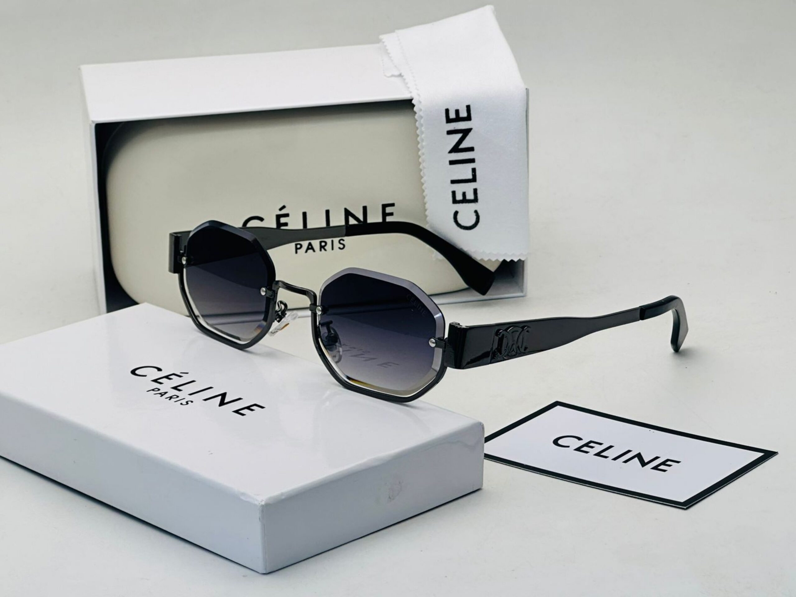 نظارة بإطار هندسي داكن وعدسات سوداء