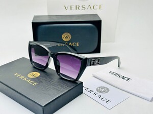 فيرساتشي بيربل كلاسيك: أناقة بنفسجية لا تُقاوم!