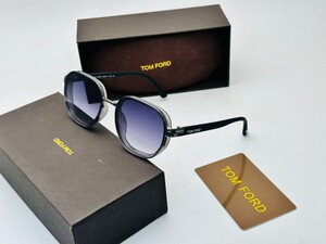 نظارة بإطار أسود كلاسيكي