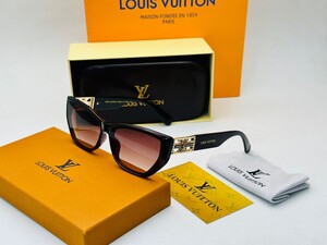 نظارة ديور هندسية زرقاء