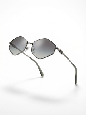 Miu Miu: جمال عصري وإطار معدني مصقول