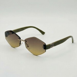 نظارة Miu Miu: أناقة سداسية بأذرع زيتونية