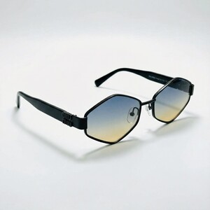 نظارة Miu Miu الهندسية: سحر الشفق المتدرج