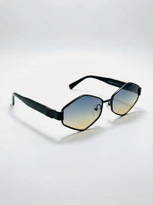 نظارة Miu Miu الهندسية: سحر الشفق المتدرج