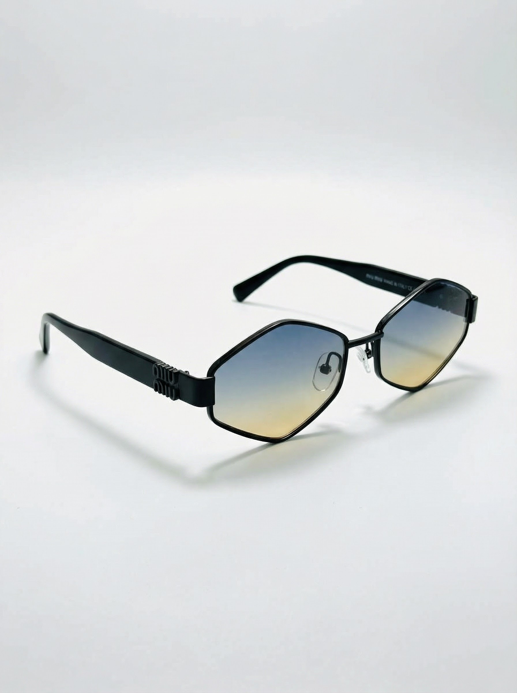 نظارة Miu Miu الهندسية: سحر الشفق المتدرج