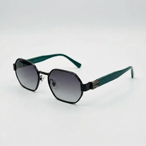 نظارة Miu Miu: أناقة ثمانية داكنة بأذرع خضراء