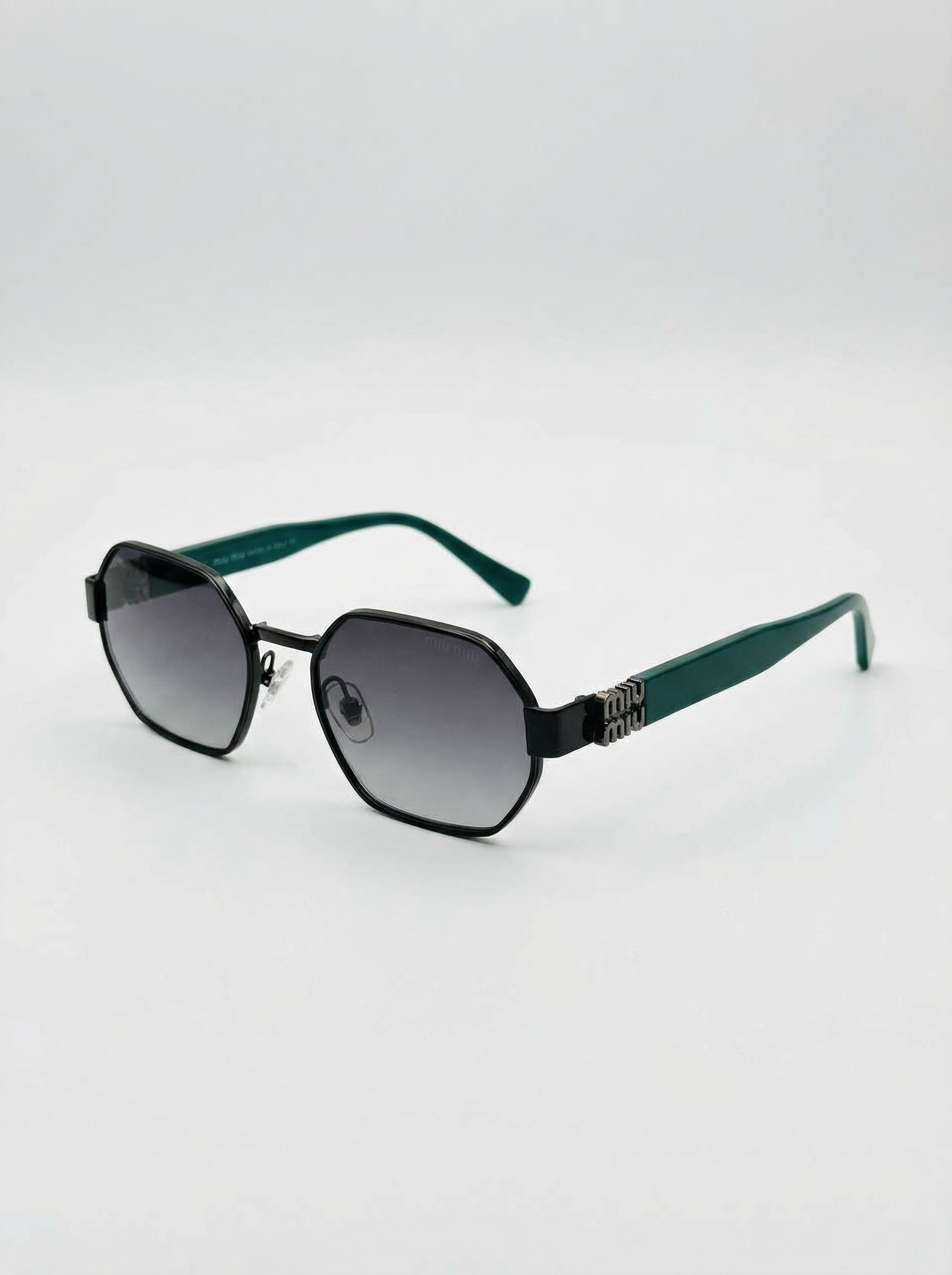 نظارة Miu Miu: أناقة ثمانية داكنة بأذرع خضراء