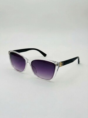 إشراقة Miu Miu: نظارة كريستالية بعدسات بنفسجية