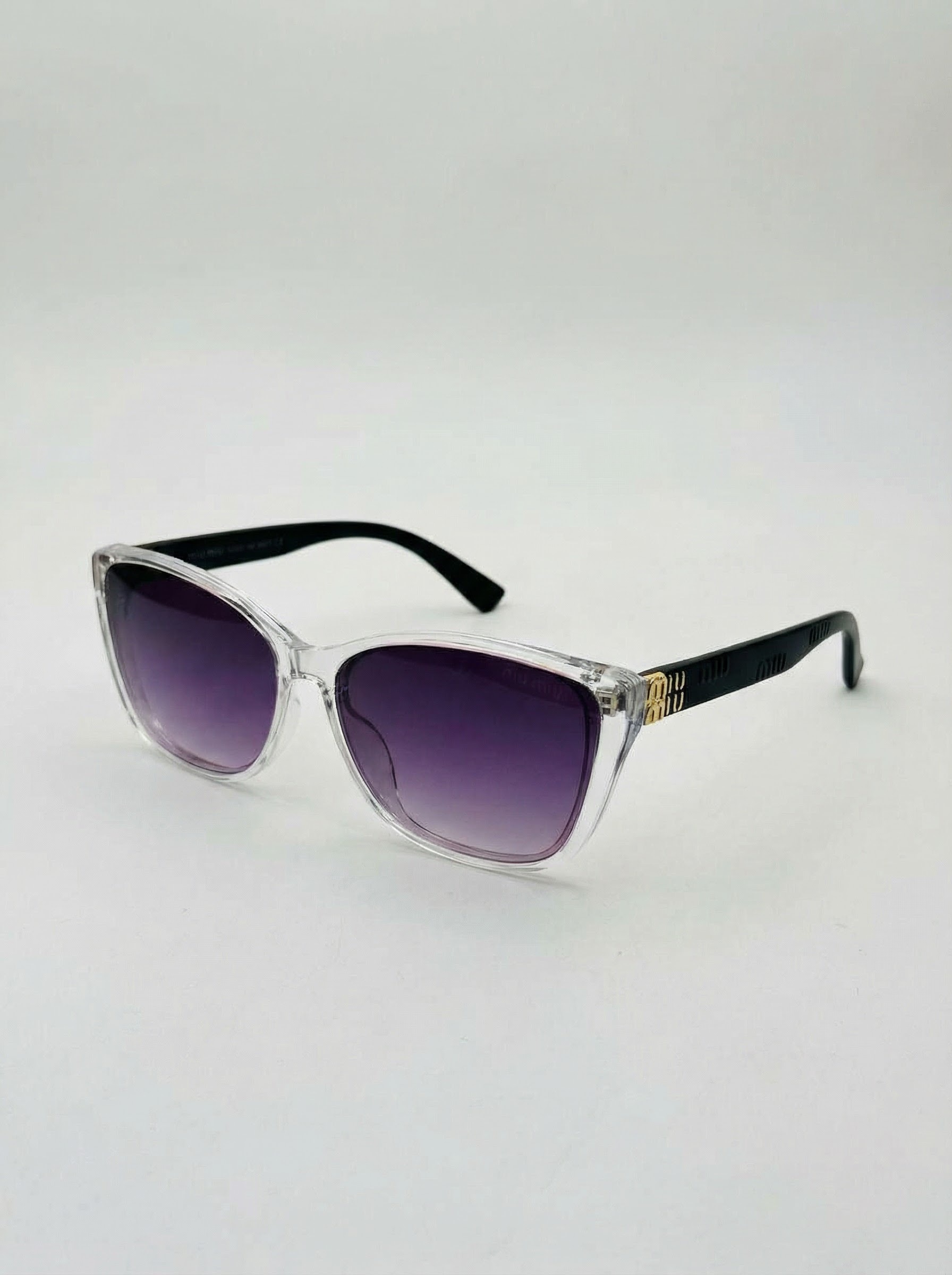 إشراقة Miu Miu: نظارة كريستالية بعدسات بنفسجية