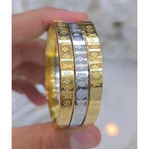 سوار مطلي بالذهب بتصميم الأزهار | Bracelet - Gold | المقاسات: 15-23 سم