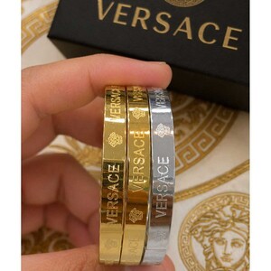 سوار فيرساتشي مطلي بالذهب مع رأس ميدوسا | Bracelet - Gold | المقاسات: 15-23 سم