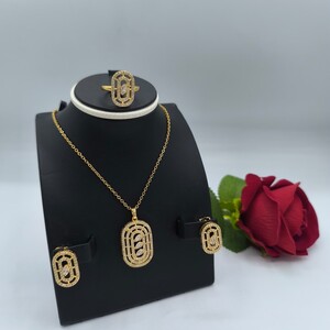 قلادة بديل الذهب مع تعليقة دائرية مرصعة بالأحجار | لامع Necklace