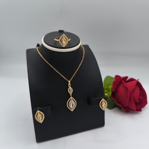 طقم قلادة وأقراط بديل الذهب مرصعة بالألماس الصناعي | الدانتيل Necklace