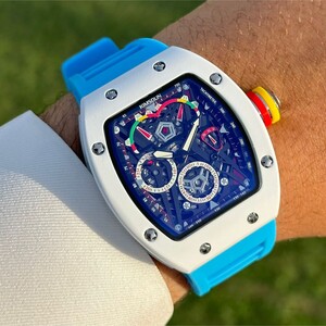 ساعة فاخرة بإطار مخدد فضي وميناء أسود | Black Watch