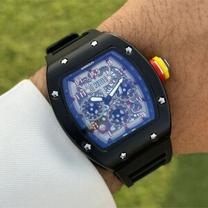 ساعة عصرية فضية بميناء أبيض محفور | White Watch