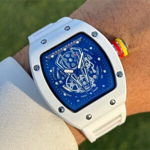 ساعة رياضية بأرقام عربية وميناء أبيض | White Watch