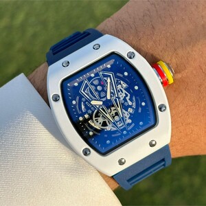 ساعة فاخرة بإطار مخدد فضي وميناء فضي | Silver Watch