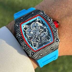 ساعة عصرية فضية بميناء أسود محفور | Black Watch
