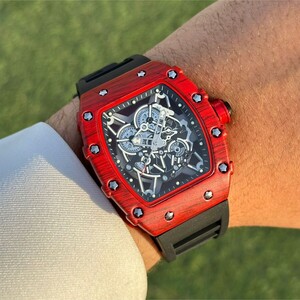 ساعة فاخرة بإطار مخدد فضي وميناء أبيض | White Watch